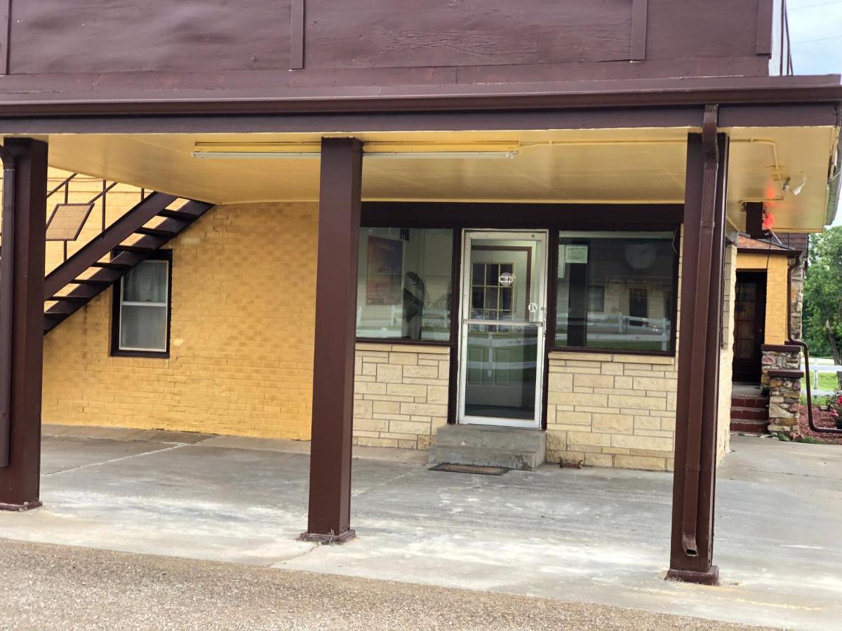 Budget Host Inn - Emporia Exterior photo