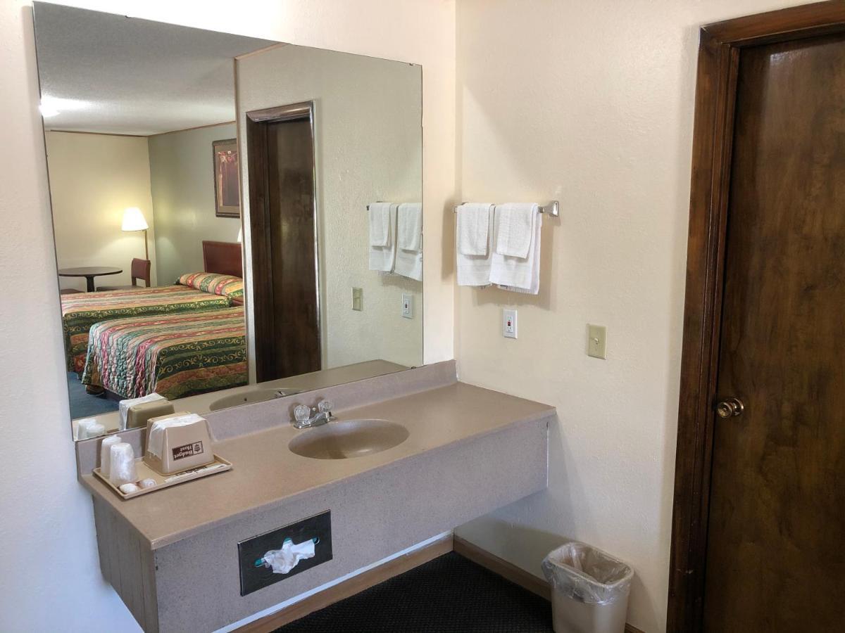 Budget Host Inn - Emporia Exterior photo